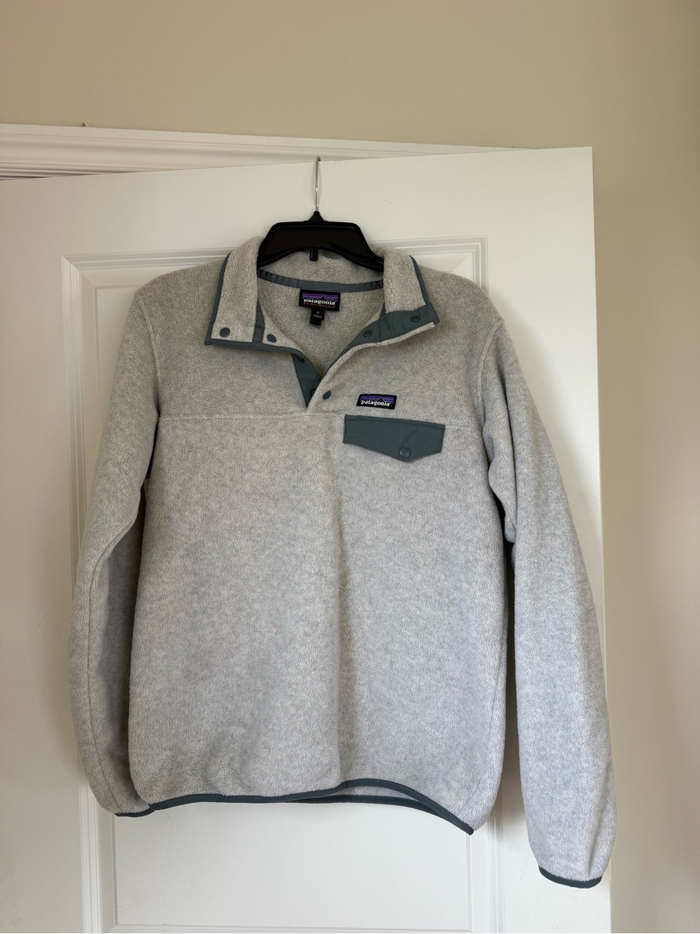 Patagonia Synchilla Light Gray Fleece Pullover with Slate Trim